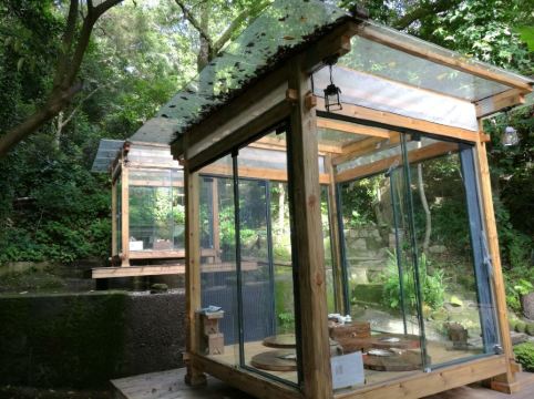 别墅区内,沿山而上,还有几座透明玻璃密封起来的茶亭.