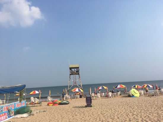不过有些意料之外,浅水湾浴场水域广,海水干净,租伞费用也还能接受