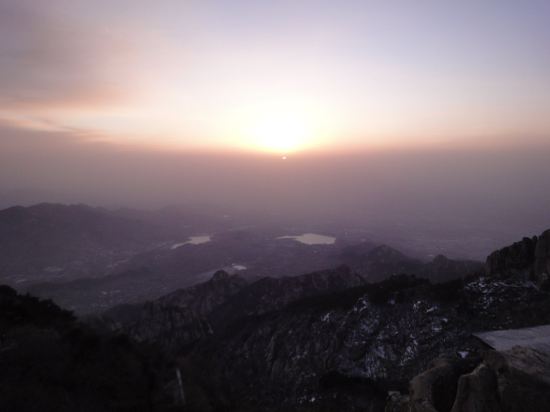 泰山最高处气温 CghzfVUQJ8-AYzMWAAQeqOq4RUM280_W_550_412.jpg