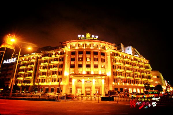 对面的"鹭江宾馆"夜晚有点老上海的感觉